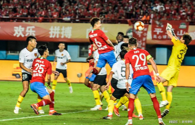 关于河北华夏幸福主场大胜河南建业，提升排名的信息
