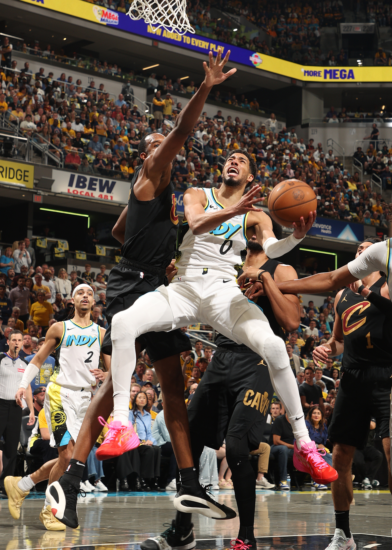 步行者横扫骑士,麦科勒姆统治全场的简单介绍 步行者横扫骑士,麦科勒姆统治全场的简单介绍