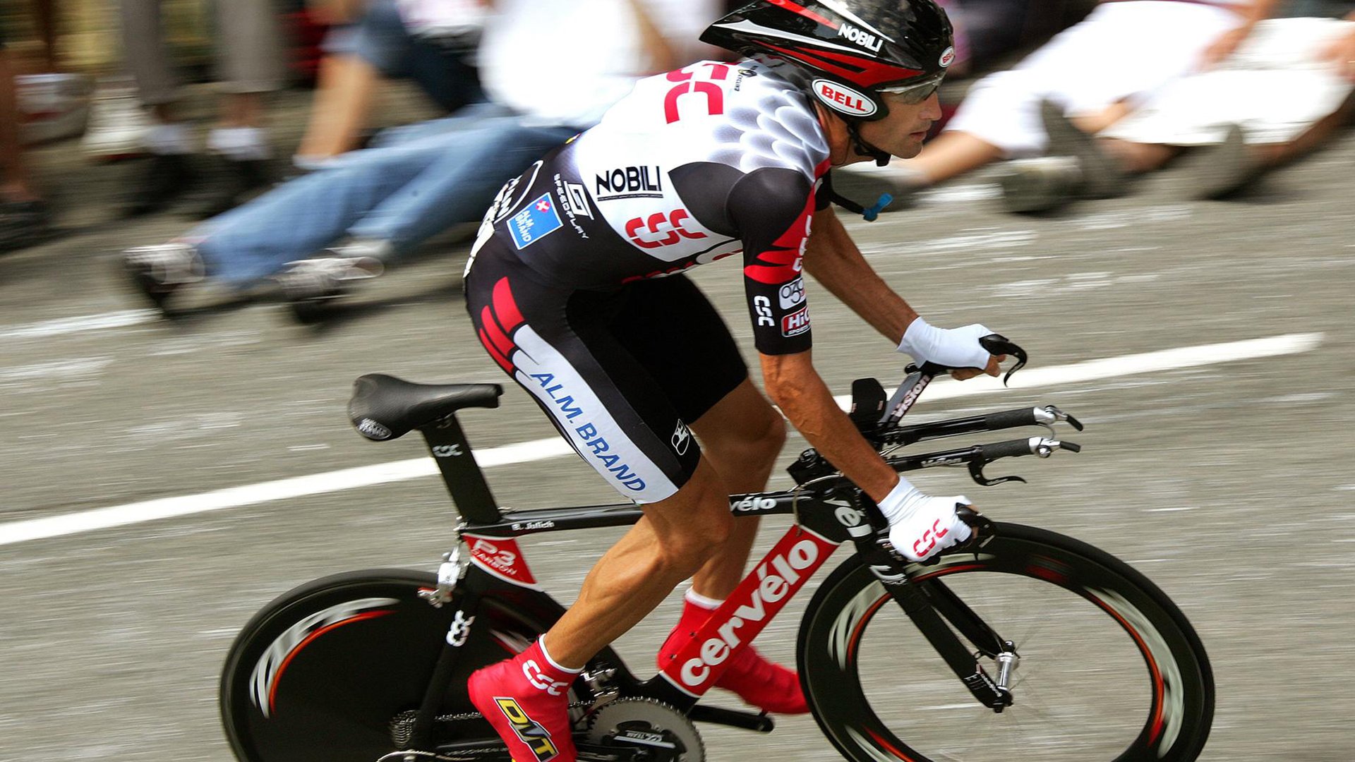 阿斯顿马丁横扫红牛二队，佩雷兹关键制胜，重塑赛道格局